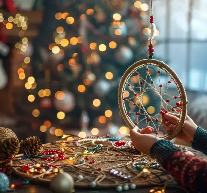 Création artisanale d’un grand attrape-rêves de Noël en mode DIY